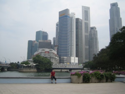 Alex vor der Skyline in Singapore