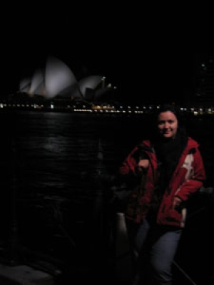 Alice vor der Sydney Oper