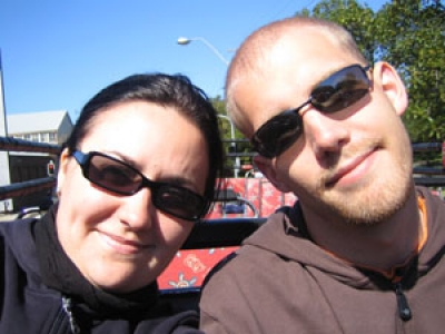 Geniessen die Sonne auf dem Dach des Sightseeing-Busses