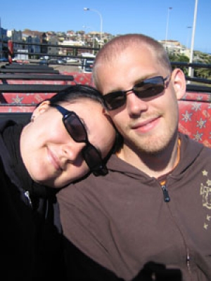 Geniessen die Sonne auf dem Dach des Sightseeing-Busses